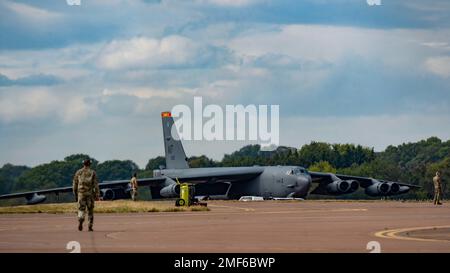 Eine B-52H Stratofortress, die dem 23. Geschwader der Expeditionsbombe auf der anderen Seite der Landebahn bei RAF Fairford, Vereinigtes Königreich, zugewiesen wurde, 18. August 2022. Bombermissionen demonstrieren die Glaubwürdigkeit unserer Streitkräfte bei der Aufrechterhaltung eines globalen Sicherheitsumfelds, das vielfältiger und unsicherer ist als zu jedem anderen Zeitpunkt in unserer Geschichte. Stockfoto