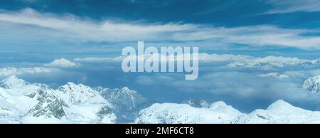 Winter trübe Aussicht vom Dachstein-Massiv Berggipfel (Österreich). Stockfoto