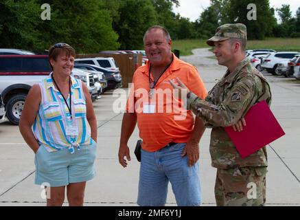 Führungskräfte und Mitarbeiter des U.S. Army Corps of Engineers, der Northwestern Division und des Kansas City District sprechen mit Partnern während der jährlichen Missouri River Barge Tour von Franklin Island nach Searcy Bend, die am 17. August 2022 in Katfish Katy's bei Colombia, Missouri, endet. (Foto von Eileen Williamson, Northwestern Division Public Affairs) Stockfoto