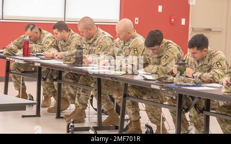 JOINT BASE LEWIS-MCCHORD, WASHINGTON Soldaten, die der 189. Infanteriebrigade, First Army Division West, zugeteilt wurden, arbeiten einzeln an ihren Abschlussprüfungen während der Cold Steel Academy in der 189. Infanteriebrigade, First Army Division West in den USA Army Reserve Training Center, Joint Base Lewis-McChord, Washington, 16. August 2022. Der Kurs wird Neuzugängen der Brigade beigebracht, um sicherzustellen, dass sie die Grundlagen und Ressourcen verstehen, die erforderlich sind, um effektiv Beobachter, Trainer und Ausbilder der Ersten Armee zu werden. Stockfoto