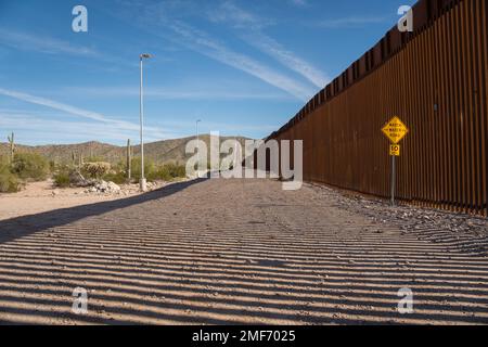 USA - mexikanische Grenzmauer - Arizona Stockfoto