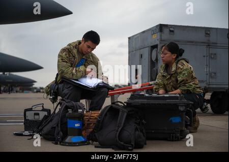 USA Air Force Airman 1. Class Reece Ecijan, Left, und Airman 1. Class Alejandra Martinez, Kampfflugzeuge integrierte Avionik-Techniker, die der 492. Fighter Squadron zugeteilt sind, führen Wartungsarbeiten an einem F-15E Strike Eagle in Royal Air Force Lakenheath, England, am 17. August 2022 durch. Der Liberty Wing führt Routineübungen durch, um die Kenntnisse im Fluglinienbetrieb zu verbessern und die Bereitschaft aufrechtzuerhalten. Stockfoto