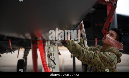 USA Air Force Airman 1. Class Reece Ecijan, ein Luftfahrtelektroniker für Kampfflugzeuge, der dem 492. Kampfgeschwader zugeteilt wurde, führt Wartungsarbeiten an einem F-15E Strike Eagle in Royal Air Force Lakenheath, England, am 17. August 2022 durch. Der Liberty Wing führt Routineübungen durch, um die Kenntnisse im Fluglinienbetrieb zu verbessern und die Bereitschaft aufrechtzuerhalten. Stockfoto