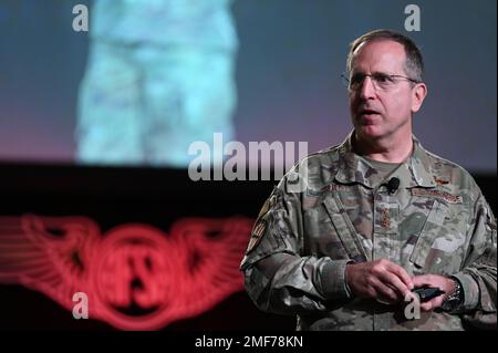 Generalleutnant James C. Slife, Befehlshaber des Sondereinsatzkommandos der Luftwaffe, spricht mit den Flugzeugen während des 2022. Symposiums der Air Force Sergeants Association Professional Education & Development Symposium, das am 17. August 2022 in San Antonio stattfindet. Während des Symposiums konnten die Luftwaffenführer von früher und heute hören. Stockfoto