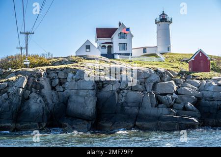 Cape Neddick Lighthouse in Cape Neddick, York, Maine, zeigt auch das Kabel, mit dem Arbeiter und Besucher die Insel erreichen Stockfoto