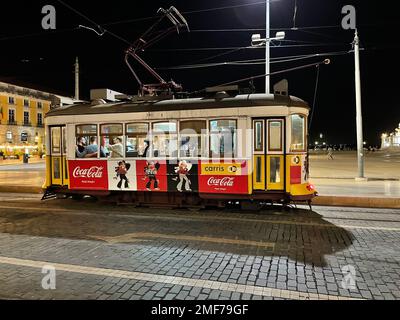 Die Straßenbahn Nr. 28 in Lissabon, die abends durch die Stadt fährt Stockfoto