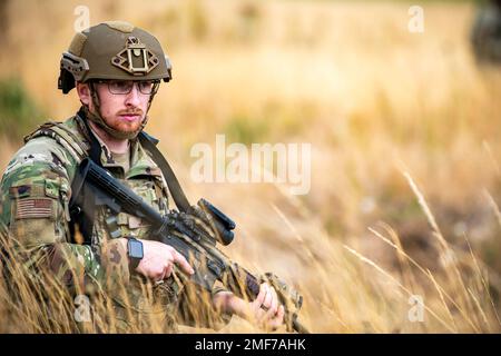 USA Air Force Airman 1. Class Isaac John, 423d Security Forces Squadron Flugmitglied, nimmt seine Position während einer Feldübung im Stanford Training Area, England, am 17. August 2022 ein. Ausbilder der 820. Base Defense Group und des 435. Security Forces Squadron Ground Combat Readiness Training Center führten die Übung durch, um die Kampfbereitschaft der Verteidiger der 423d SFS zu bewerten und zu stärken. Stockfoto