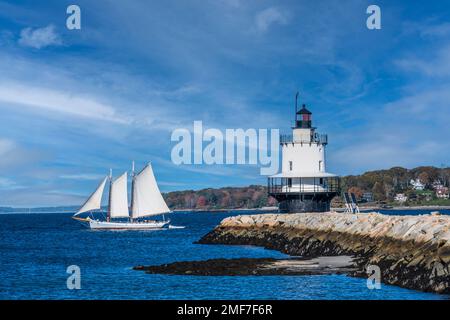 Srping Point Ledge Light in South Portland, Maine, mit 900 Fuß Wellenbrecher aus Granit, die es mit dem Land verbinden Stockfoto