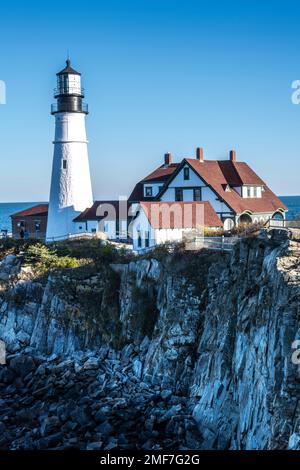 Portland Head Light und Keepers Quarters in Cape Elizabeth und Fort Williams Park in Maine Stockfoto