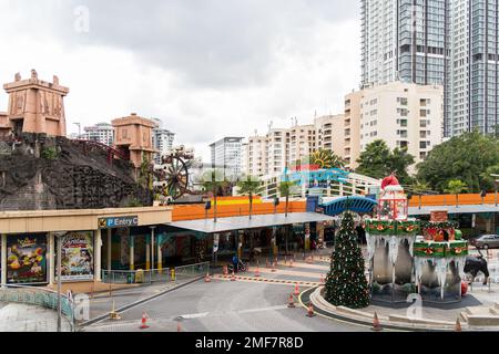 Kuala Lumpur, Malaysia - Dezember,4,2022 : Eingangsansicht des Sunway Lagoon Vergnügungsparks im Bandar Sunway, Subang Jaya. Menschen Stockfoto