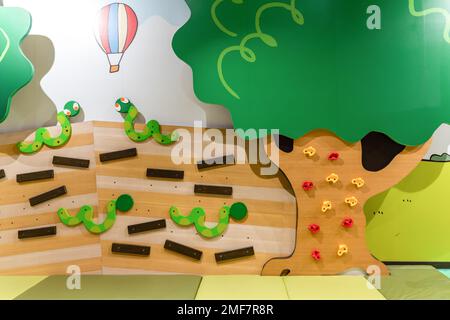 Kinder klettern im Vergnügungspark auf eine Mauer. Stockfoto