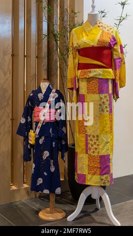 Traditioneller Kimono auf den Schaufensterpuppen Stockfoto