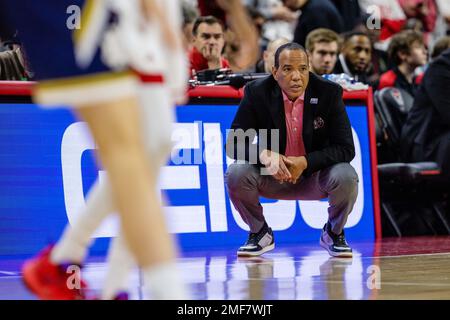 Raleigh, NC, USA. 24. Januar 2023. Kevin Keatts, Cheftrainer von North Carolina State Wolfpack, beobachtet sein Team gegen die Notre Dame, die in der ersten Hälfte des ACC Basketball Matchups in der PNC Arena in Raleigh, NC, gegen die Iren kämpft. (Scott Kinser/Cal Sport Media). Kredit: csm/Alamy Live News Stockfoto