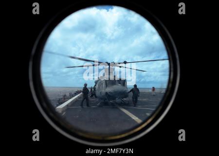 EIN US-AMERIKANISCHER Marine Corps UH-1Y Venom Helicopter Assigned to Light Attack Helicopter Squadron (HMLA) 773 sitzt auf dem Landeplatz des Dock Landungsschiffs USS Mesa Verde (LPD 19) der San Antonio-Klasse im Nordatlantik, 16. August 2022. HMLA 773 startete drei UH-1Y Venom und zwei AH-1Z Viper Helikopter vom Luftwaffenstützpunkt McGuire und beförderte sie an Bord der USS Mesa Verde für den Transit nach Brasilien zur Unterstützung der Übung UNITAS LXIII, die vom brasilianischen Marine- und Marine-Korps ausgerichtet wurde. UNITAS, das lateinische Wort für „Einheit“, wurde 1959 konzipiert und findet seit der ersten Durchführung im Jahr 1960 jährlich statt. Thi Stockfoto