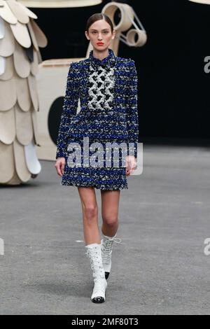 Paris, Frankreich. 24. Januar 2023. CHANEL Haute Couture Frühjahr-Sommer 2023 Runway während der Haute Couture Week am 2023. Januar - Paris, Frankreich 24./01/2023. Gutschrift: dpa/Alamy Live News Stockfoto