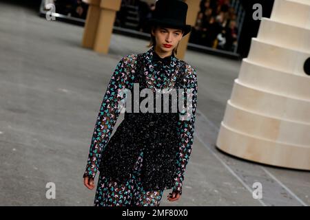 Paris, Frankreich. 24. Januar 2023. CHANEL Haute Couture Frühjahr-Sommer 2023 Runway während der Haute Couture Week am 2023. Januar - Paris, Frankreich 24./01/2023. Gutschrift: dpa/Alamy Live News Stockfoto