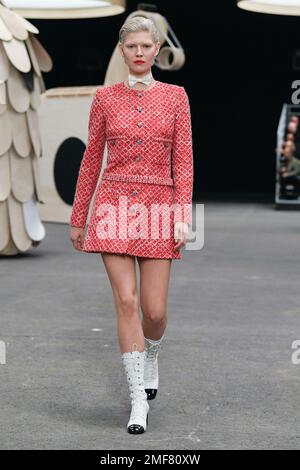Paris, Frankreich. 24. Januar 2023. CHANEL Haute Couture Frühjahr-Sommer 2023 Runway während der Haute Couture Week am 2023. Januar - Paris, Frankreich 24./01/2023. Gutschrift: dpa/Alamy Live News Stockfoto