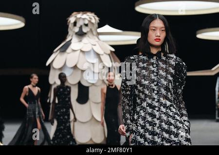 Paris, Frankreich. 24. Januar 2023. CHANEL Haute Couture Frühjahr-Sommer 2023 Runway während der Haute Couture Week am 2023. Januar - Paris, Frankreich 24./01/2023. Gutschrift: dpa/Alamy Live News Stockfoto