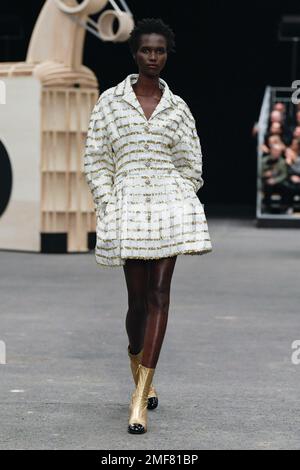Paris, Frankreich. 24. Januar 2023. CHANEL Haute Couture Frühjahr-Sommer 2023 Runway während der Haute Couture Week am 2023. Januar - Paris, Frankreich 24./01/2023. Gutschrift: dpa/Alamy Live News Stockfoto