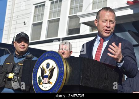 Bogota, Usa. 24. Januar 2023. Der US-Kongressabgeordnete Josh Gottheimer (D-NJ) gibt seine Bemerkungen ab und kündigt staatliche Investitionen in Bogota an. Der US-Kongressabgeordnete Josh Gottheimer (D-NJ) kündigt neue Investitionen für das Büro des BergenCounty Sheriffs an, um neue Sicherheitssysteme im gesamten Bezirk zu implementieren, und für das Funksystem des Borough of Bogota Police Department, das 2021 durch Blitze beschädigt wurde. Kredit: SOPA Images Limited/Alamy Live News Stockfoto