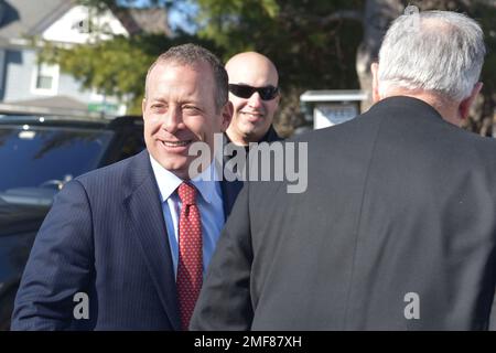 Bogota, Usa. 24. Januar 2023. Der US-Kongressabgeordnete Josh Gottheimer (D-NJ) begrüßt eingeladene Gäste. Der US-Kongressabgeordnete Josh Gottheimer (D-NJ) kündigt neue Investitionen für das Büro des BergenCounty Sheriffs an, um neue Sicherheitssysteme im gesamten Bezirk zu implementieren, und für das Funksystem des Borough of Bogota Police Department, das 2021 durch Blitze beschädigt wurde. Kredit: SOPA Images Limited/Alamy Live News Stockfoto