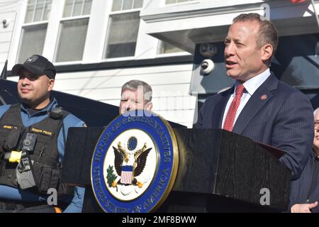 Bogota, Usa. 24. Januar 2023. Der US-Kongressabgeordnete Josh Gottheimer (D-NJ) gibt seine Bemerkungen ab und kündigt staatliche Investitionen in Bogota an. Der US-Kongressabgeordnete Josh Gottheimer (D-NJ) kündigt neue Investitionen für das Büro des BergenCounty Sheriffs an, um neue Sicherheitssysteme im gesamten Bezirk zu implementieren, und für das Funksystem des Borough of Bogota Police Department, das 2021 durch Blitze beschädigt wurde. (Foto: Kyle Mazza/SOPA Images/Sipa USA) Guthaben: SIPA USA/Alamy Live News Stockfoto