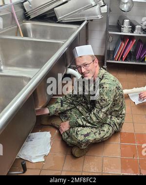 SANTA RITA, Guam (17. August 2022) Utilitiesman 2., Klasse Timothy Reichert, dem mobilen Naval Construction Battalion (NMCB) 11 zugeteilt, führt eine Abflussreparatur an der Abflussleitung der Basis Galley durch und steigert die Produktivität des Küchenpersonals in Camp Covington, Marinebasis Guam, Santa Rita, Guam, August 17. 2022. Die NMCB 11 wird zur Durchführung von Baumaßnahmen, humanitärer Hilfe und der Zusammenarbeit im Bereich der Sicherheit von Theatern in den USA eingesetzt Sechster und siebter Flottenbereich. Stockfoto