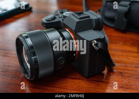 Digitalkamera auf Holztisch in einem Café aus nächster Nähe Stockfoto