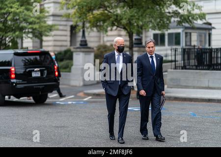 Reportage: Präsident Joe Biden geht mit Außenminister Antony Blinken über die West Executive Avenue im Weißen Haus, Dienstag, 12. Oktober 2021 Stockfoto