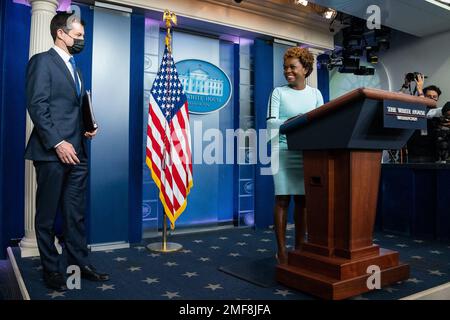 Reportage: Leitende stellvertretende Pressesprecherin des Weißen Hauses Karine Jean-Pierre US und Verkehrsminister Pete Buttigieg nahmen am Montag, den 8. November 2021 an einer Pressekonferenz im Presseinformationsraum des Weißen Hauses von James S. Brady Teil. Stockfoto