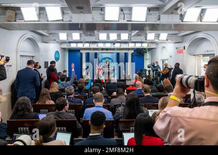 Pressesprecher Jen Psaki hält am Montag, den 4. Februar 2022, eine Pressekonferenz im Pressesaal des James S. Brady Weißen Hauses ab Stockfoto