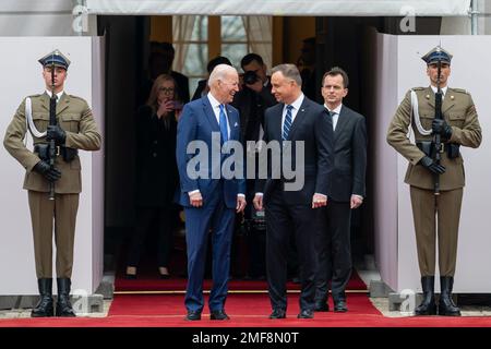 Bericht: Präsident Joe Biden trifft am Samstag, den 26. März 2022, im Präsidentenpalast in Warschau ein und wird vom polnischen Präsidenten Andrzej Duda begrüßt Stockfoto