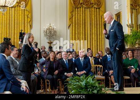 Präsident Joe Biden beantwortet eine Frage von Reno, Nevada Bürgermeister Hillary Schieve, während einer Veranstaltung mit parteiübergreifenden Bürgermeistern, die die USA besuchen Winterkonferenz der Bürgermeister, Freitag, 20. Januar 2023, im Ostzimmer des Weißen Hauses Stockfoto