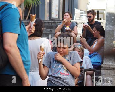 Ein Junge, der über sein Eis hustet Stockfoto