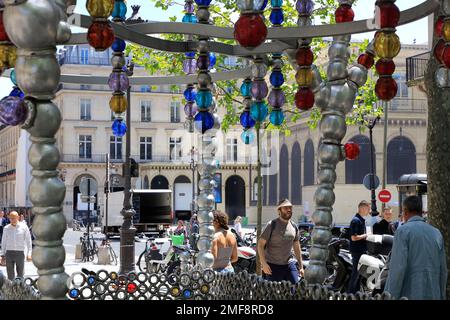 Ein geschlossener Blick auf Kiosque des Noctambules der Palais Royal-Musee du Louvre U-Bahn Eingang entworfen von Jean Michel Othoniel am Place Colette. Paris. Frankreich Stockfoto