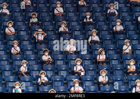 Bericht: Japanische Schulkinder sitzen sozial distanziert, während sie am Mittwoch, den 25. August 2021, ein Rugbyspiel im Rollstuhl besuchen, während der Tokio Paralympics im Yoyogi-Stadion in Tokio, Japan Stockfoto