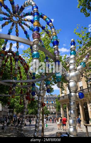 Ein geschlossener Blick auf Kiosque des Noctambules der Palais Royal-Musee du Louvre U-Bahn Eingang entworfen von Jean Michel Othoniel am Place Colette. Paris. Frankreich Stockfoto