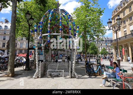 Kiosque des Noctambules U-Bahn-Eingang Palais Royal-Musee du Louvre entworfen von Jean Michel Othoniel am Place Colette. Paris. Frankreich Stockfoto