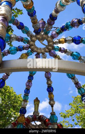 Ein geschlossener Blick auf Kiosque des Noctambules der Palais Royal-Musee du Louvre U-Bahn Eingang entworfen von Jean Michel Othoniel am Place Colette. Paris. Frankreich Stockfoto