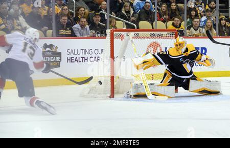 Pittsburgh, Usa. 24. Januar 2023. Das Florida Panthers Center Sam Reinhart (13) schießt und schießt am Dienstag, den 24. Januar 2023, in der PPG Paints Arena in Pittsburgh auf den Torwart der Pittsburgh Penguins Casey DeSmith (1). Foto: Archie Carpenter/UPI Credit: UPI/Alamy Live News Stockfoto