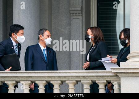 Reportage: Vizepräsidentin Kamala Harris begrüßt die japanische Premierministerin Yoshihide Suga und weist am Freitag, den 16. April 2021, von ihrem Balkon aus auf Wahrzeichen von Washington DC hin Stockfoto