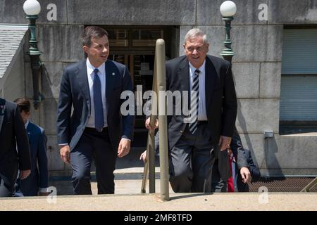 Bericht: Landwirtschaftsminister Tom Vilsack und Verkehrsminister Pete Buttigieg besichtigen am 22. Juli 2022 den USDA Farmers Market and the People’s Garden in Washington, D.C. Stockfoto