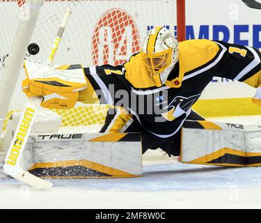 Pittsburgh, Usa. 24. Januar 2023. Florida Panthers Center Sam Reinhart findet das Tor über den Pittsburgh Penguins Goaltender Casey DeSmith (1) während der ersten Stunde in der PPG Paints Arena in Pittsburgh am Dienstag, den 24. Januar 2023. Foto: Archie Carpenter/UPI Credit: UPI/Alamy Live News Stockfoto