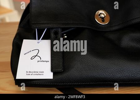 Eine alte Hermes-Handtasche mit dem zweiten 2 Printemps-Anhänger zum Verkauf in 2e Printemps (Second Printemps) Store in 7ieme Ciel (Siebter Himmel) im 7. Stock des Kaufhauses Au Printemps Haussmann. Paris. Frankreich Stockfoto