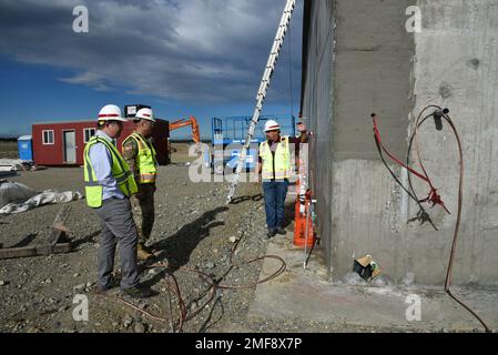 Joly, Styers und Wilson besichtigen das Fort Greely Communications Center, das derzeit in Fort Greely, Alaska, gebaut wird. Die Fertigstellung des neuen Standorts wird für 2023 erwartet. (Foto: Kristen Bergeson) Stockfoto