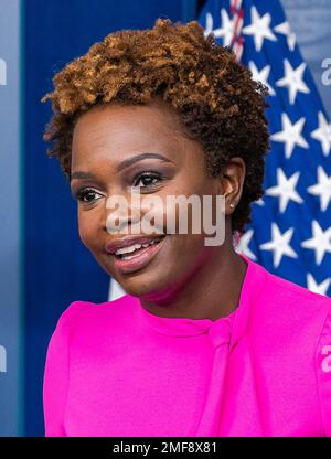 Reportage: Leitende Stellvertretende Pressesprecherin des Weißen Hauses Karine Jean-Pierre hält am Donnerstag, den 29. Juli 2021, eine Pressekonferenz im James S. Brady Press Briefing Room des Weißen Hauses ab. Stockfoto