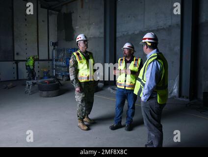 Joly, Styers und Wilson besichtigen das Fort Greely Communications Center, das derzeit in Fort Greely, Alaska, gebaut wird. Die Fertigstellung des neuen Standorts wird für 2023 erwartet. (Foto: Kristen Bergeson) Stockfoto