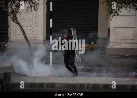 Lima, Peru. 24. Januar 2023: Tausende peruanische Bürger demonstrierten in den Straßen von Lima gegen Präsident Dina Boluarte. Während der Demonstrationen griff die Polizei die Demonstranten mit Gas und Kugeln an und verursachte zahlreiche Verletzungen unter den Demonstranten. (Kreditbild: © Hector Adolfo Quintanar Perez/ZUMA Press Wire) NUR REDAKTIONELLE VERWENDUNG! Nicht für den kommerziellen GEBRAUCH! Kredit: ZUMA Press, Inc./Alamy Live News Stockfoto