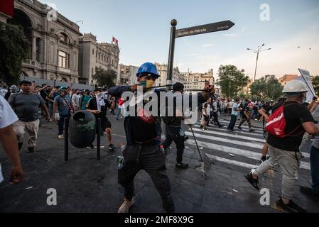 Lima, Peru. 24. Januar 2023: Tausende peruanische Bürger demonstrierten in den Straßen von Lima gegen Präsident Dina Boluarte. Während der Demonstrationen griff die Polizei die Demonstranten mit Gas und Kugeln an und verursachte zahlreiche Verletzungen unter den Demonstranten. (Kreditbild: © Hector Adolfo Quintanar Perez/ZUMA Press Wire) NUR REDAKTIONELLE VERWENDUNG! Nicht für den kommerziellen GEBRAUCH! Kredit: ZUMA Press, Inc./Alamy Live News Stockfoto