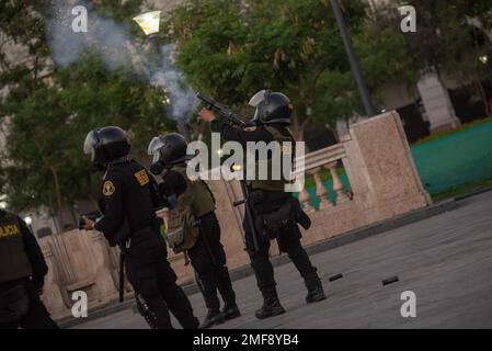 Lima, Peru. 24. Januar 2023: Tausende peruanische Bürger demonstrierten in den Straßen von Lima gegen Präsident Dina Boluarte. Während der Demonstrationen griff die Polizei die Demonstranten mit Gas und Kugeln an und verursachte zahlreiche Verletzungen unter den Demonstranten. (Kreditbild: © Hector Adolfo Quintanar Perez/ZUMA Press Wire) NUR REDAKTIONELLE VERWENDUNG! Nicht für den kommerziellen GEBRAUCH! Kredit: ZUMA Press, Inc./Alamy Live News Stockfoto